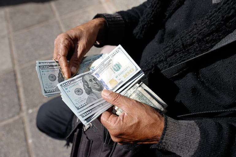 El comportamiento mayorista y minorista del dólar en Paraguay